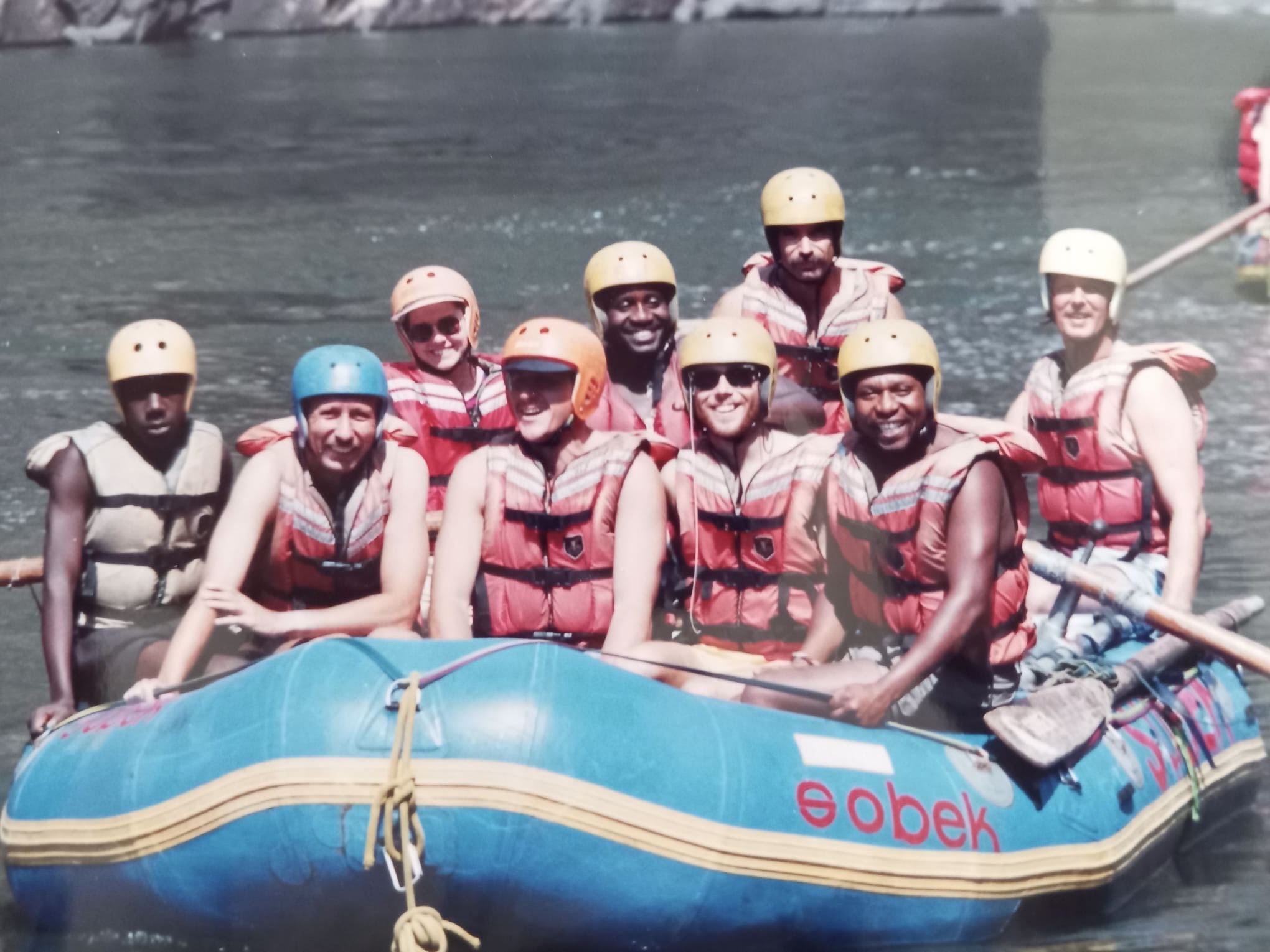 Pa (rechts) en Ome Jaap (tweede van links) in Afrika.